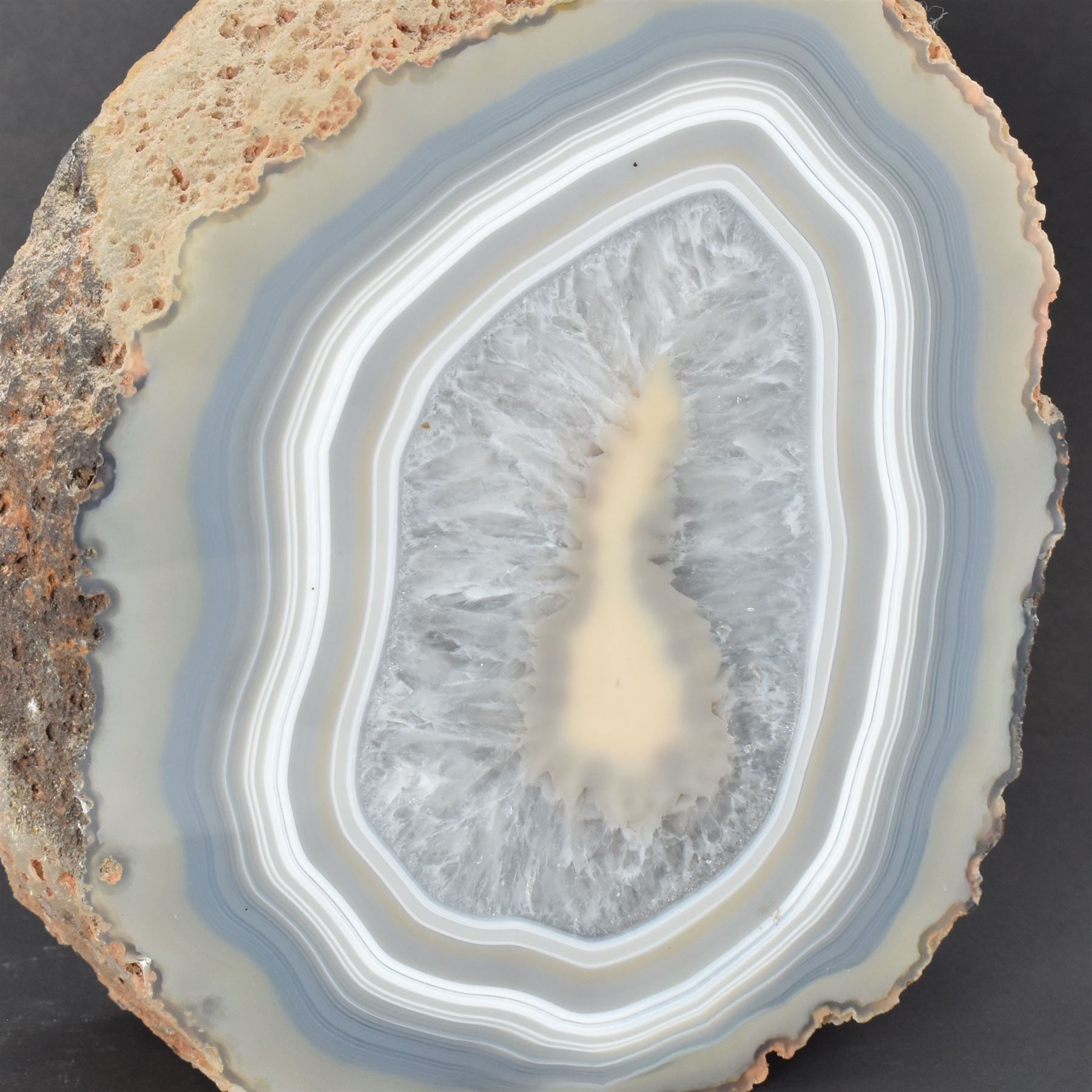 Polished agate geode with blue and white tones, with rough edges, H20cm