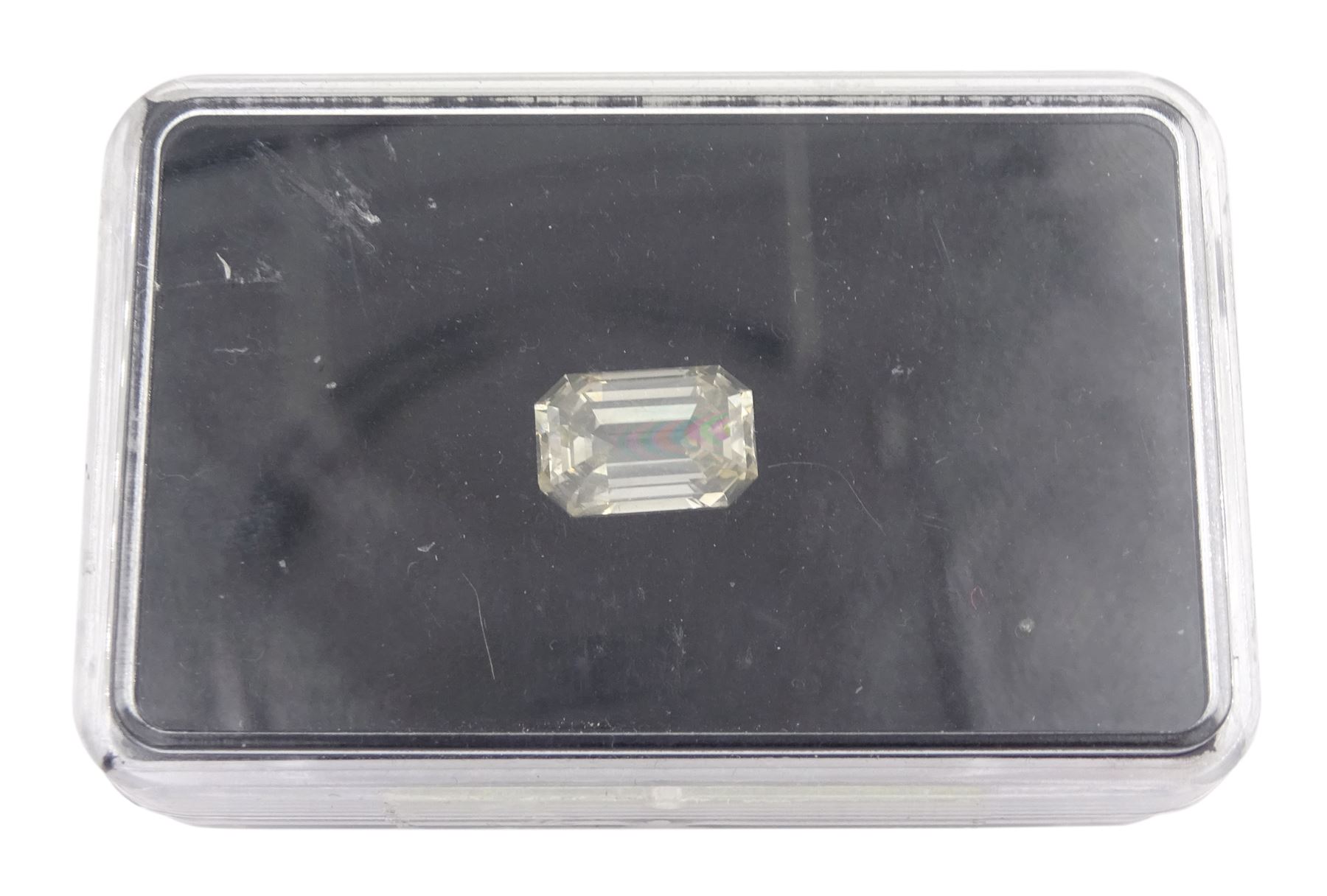 Loose emerald cut diamond stone, diamond 3.81 carat, colour L, clarity SI2, with World Gemological Institute report