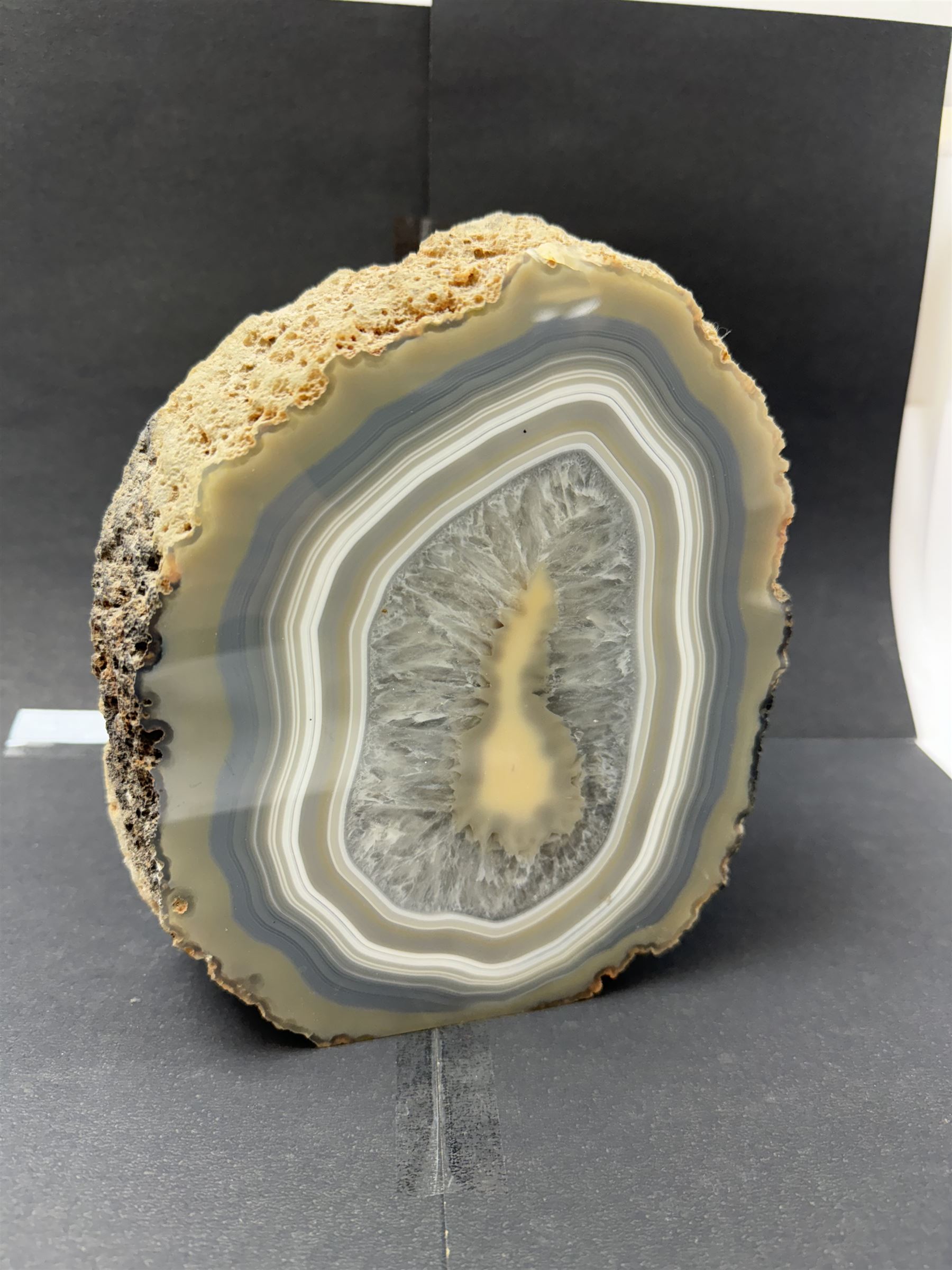 Polished agate geode with blue and white tones, with rough edges, H20cm