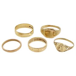 Rose gold wedding band, two yellow gold wedding bands and two gold signet rings, all 9ct