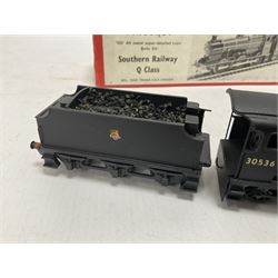 ‘00’ gauge - two kit built steam locomotive and tenders comprising SR/BR Class Q 0-6-0 no.30536 finished in BR black; SR/BR T9 Greyhounds Class 0-6-0 no.30338 finished in BR black; with Wills Finecast boxes (2) 