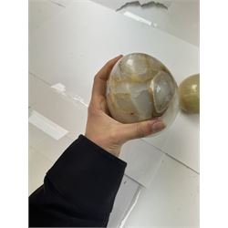 Large marble specimen egg, together with two onyx specimens, marble egg H15cm