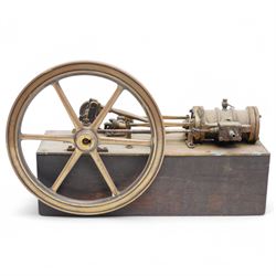 Bras stationery engine on wooden base L36 cm