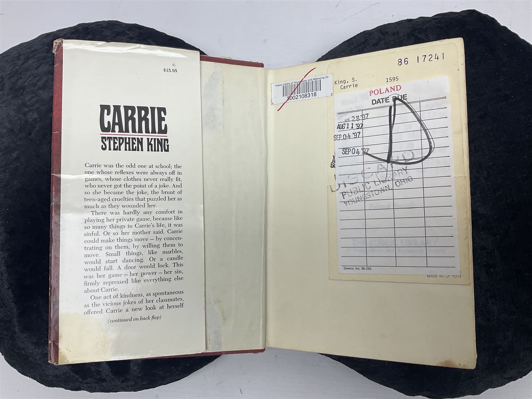 Stephen King; Carrie, Doubleday & Company, New York 1974 and Carrie, New English Library, Kent 1974 