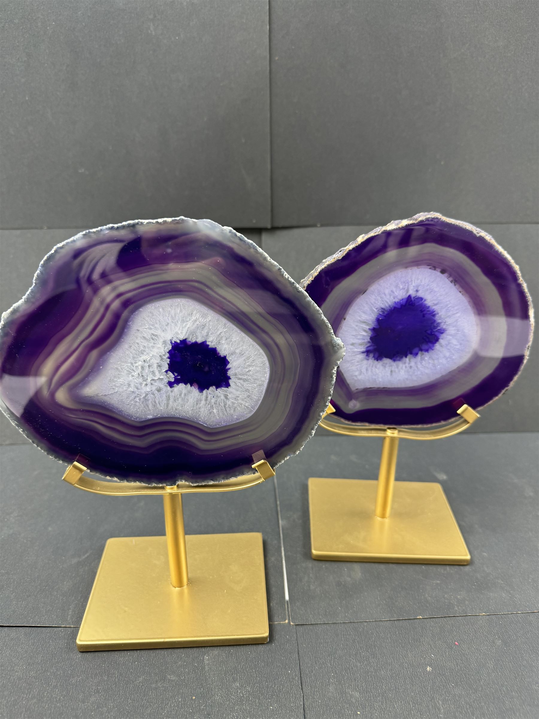 Pair of purple agate slices, polished with rough edges, raised upon gilt metal stands, H22cm