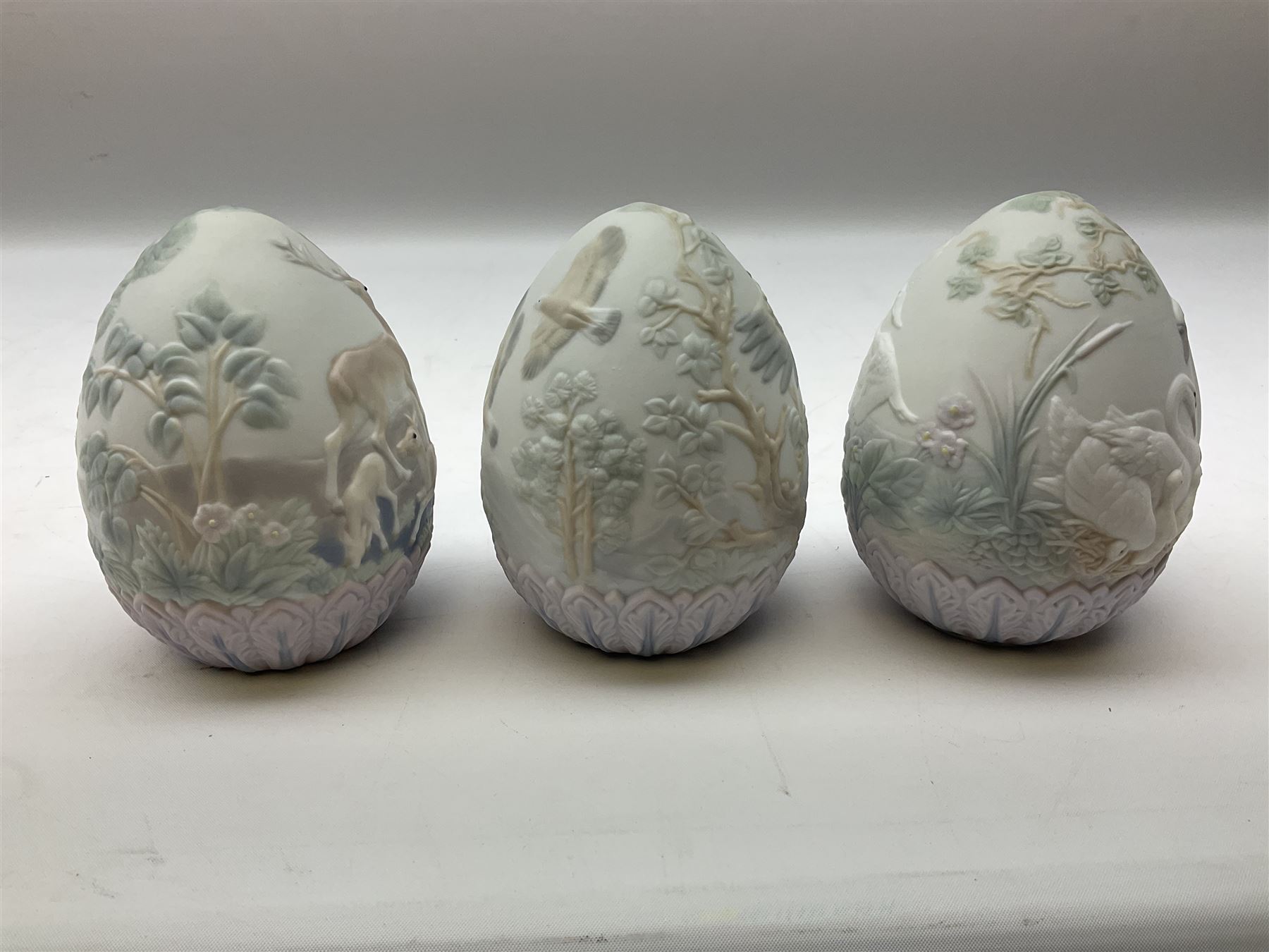 Set of five Lladro limited edition easter eggs for the years 1993, 1994, 1995, 1996 and 1997, sold in the USA only, all with original boxes, H11cm 