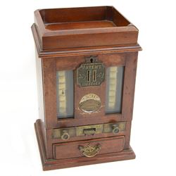 Edwardian W.H. Ell Patent Safechek Sovereign changer, patent no.22067, in mahogany counter...