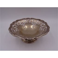 1920s silver bon bon dish, of circular form with shaped rim and pierced floral decoration to sides, upon a circular stepped base, hallmarked Charles S Green & Co Ltd, Birmingham 1922, H6cm