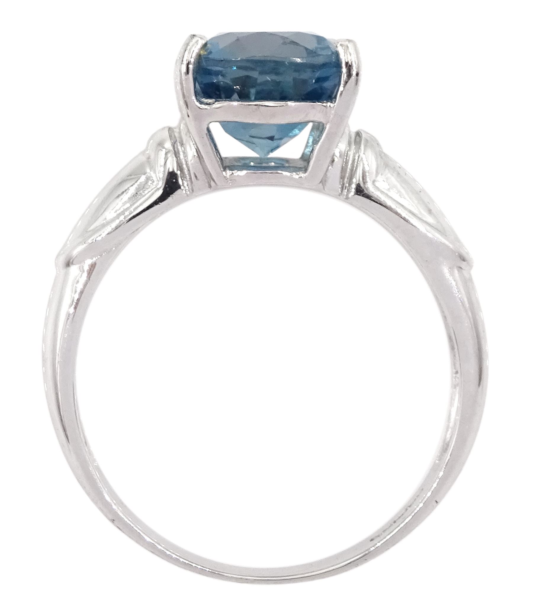 9ct white gold single stone London blue topaz ring, hallmarked, topaz approx 2.50 carat