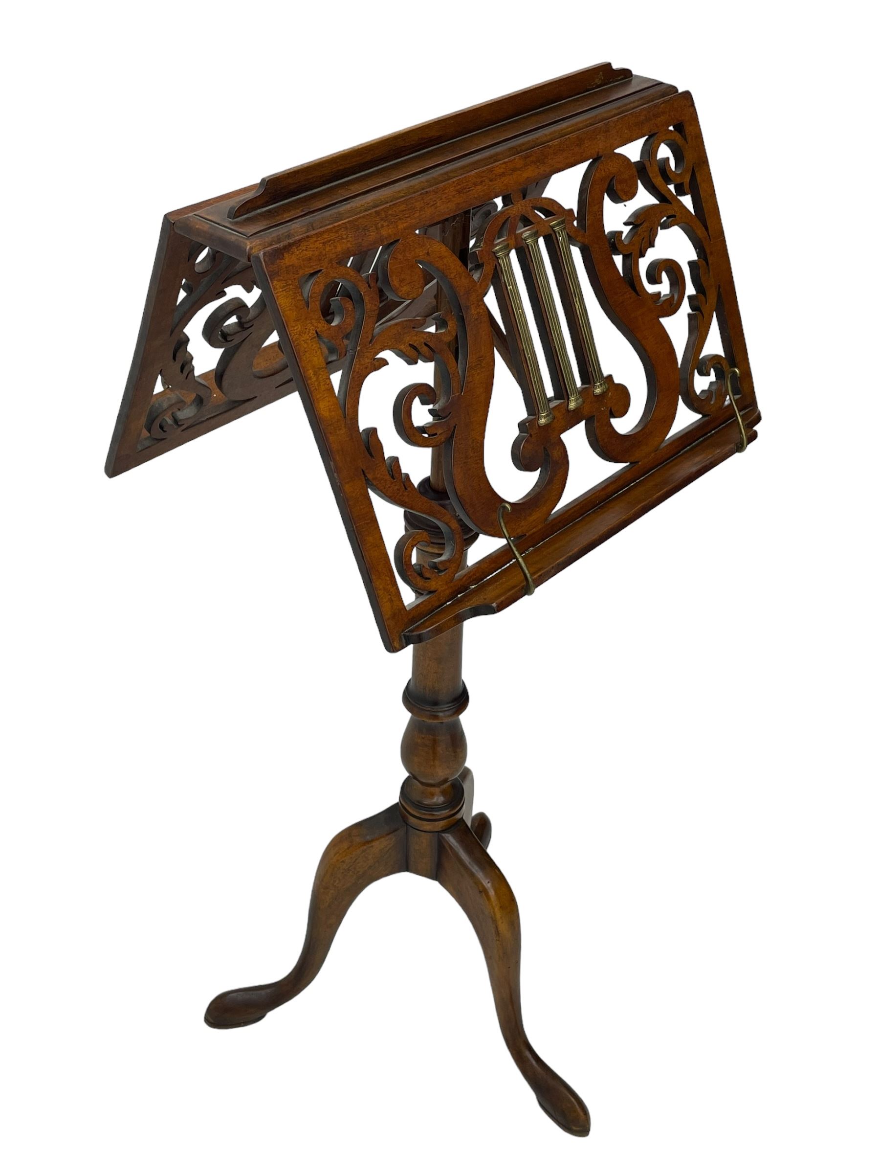 Regency design mahogany duet music stand, double-sided hinged and adjustable reading stands, scrolling leafy branch fretwork with scrolled lyre, fitted with gilt metal reeded columns, on adjustable stem, turned pedestal with tall splayed supports 