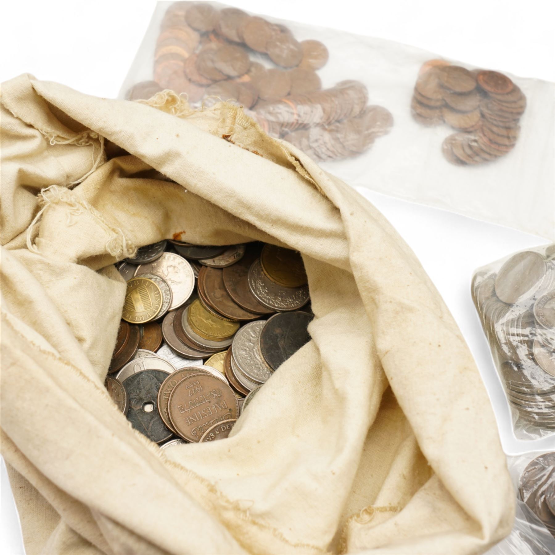 Great British and World coins, including pre-decimal pennies and other coinage, commemorative crowns, United States of America and other World coins