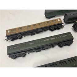 Various makers ‘00 gauge - fifteen carriages from various makers to include two boxed Mainline examples no.37112 in cream and crimson, further from Hornby and Tri-Ang etc (15)