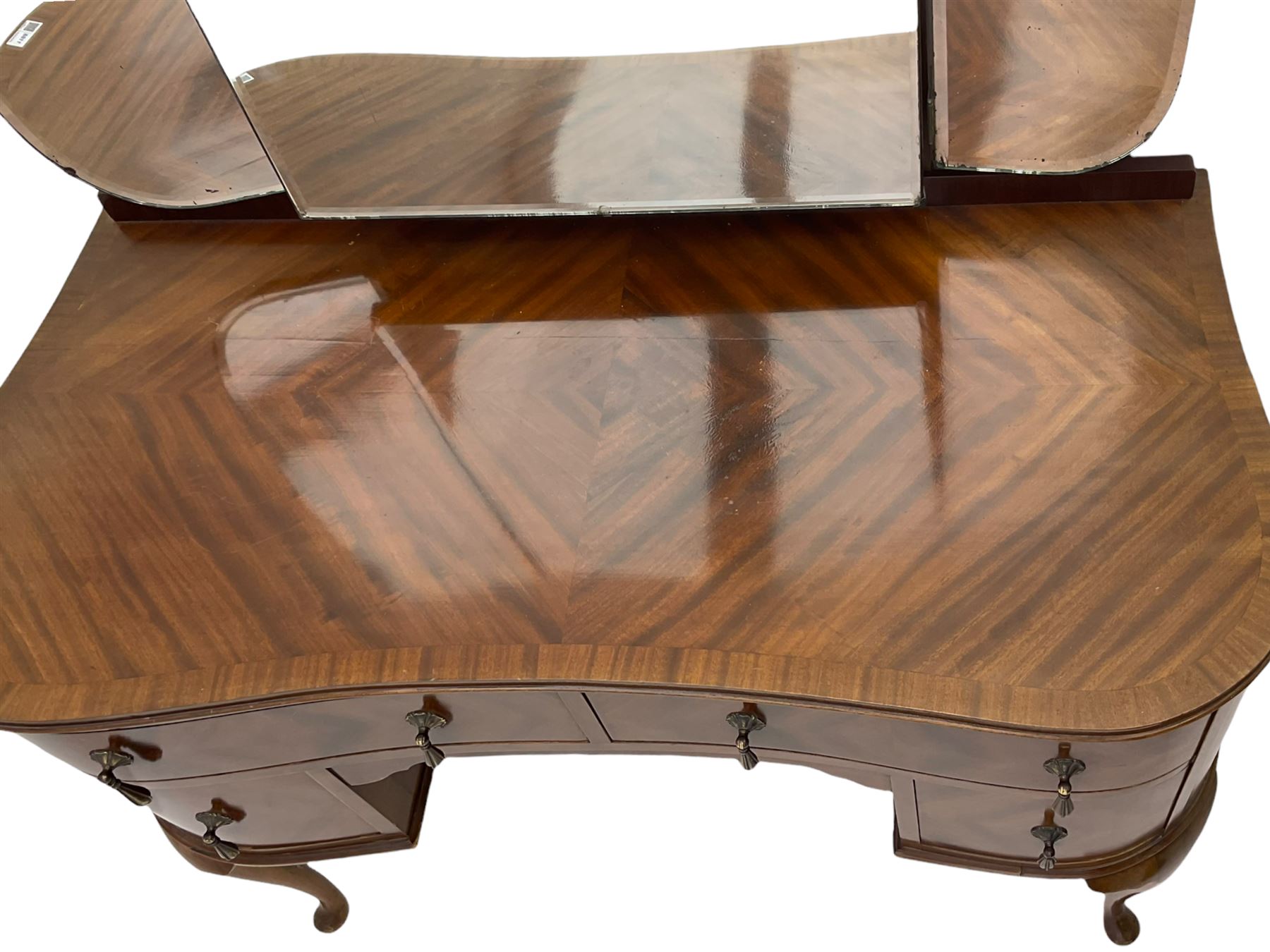 Mid-20th century kidney shaped mahogany dressing table, raised triple mirror back, fitted with four drawers, on cabriole supports