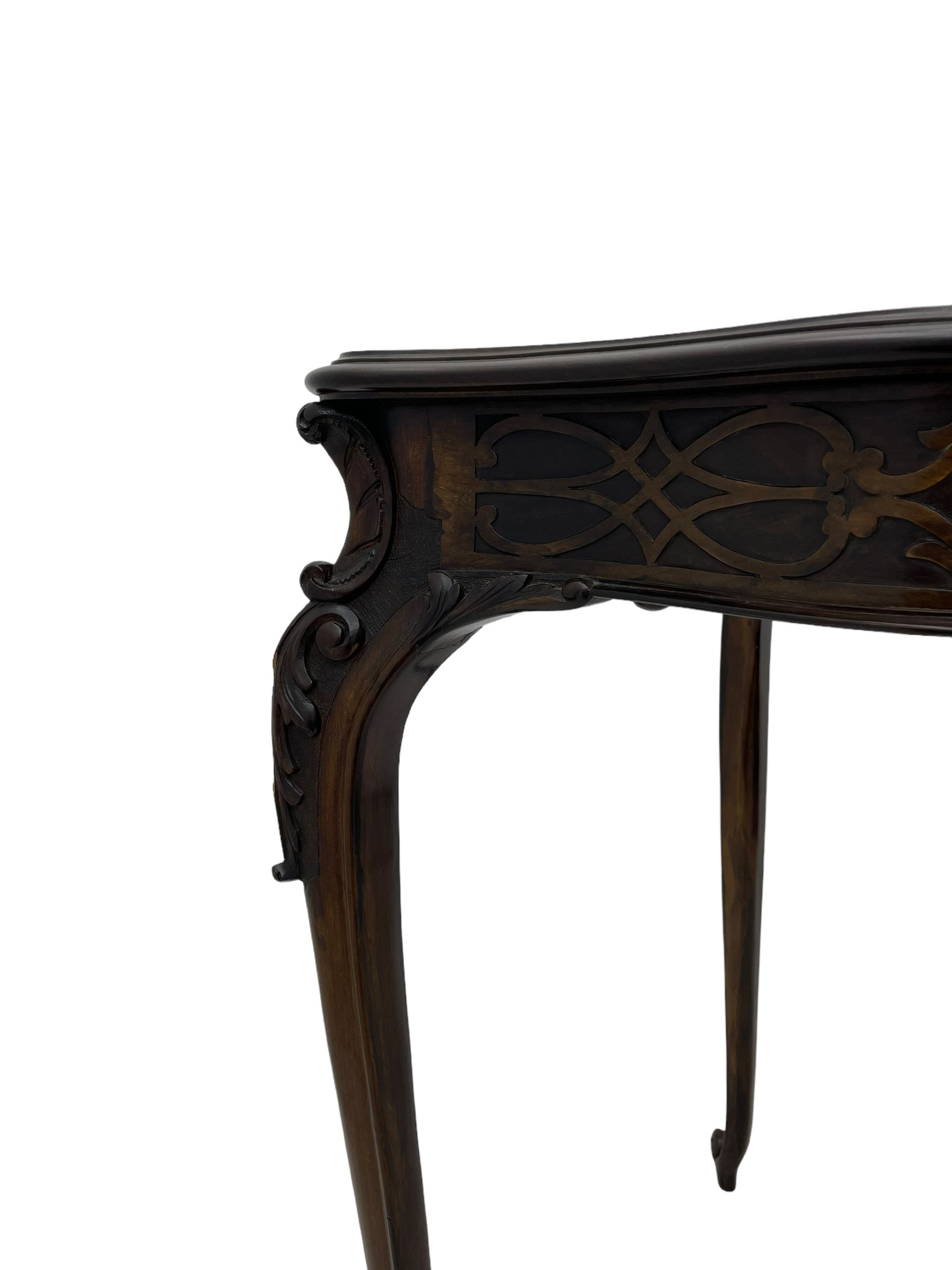 Early 20th century mahogany centre table, shaped moulded top over shaped frieze rails decorated with blind fretwork, on C-scroll and acanthus leaf carved cabriole supports with scrolled terminals 