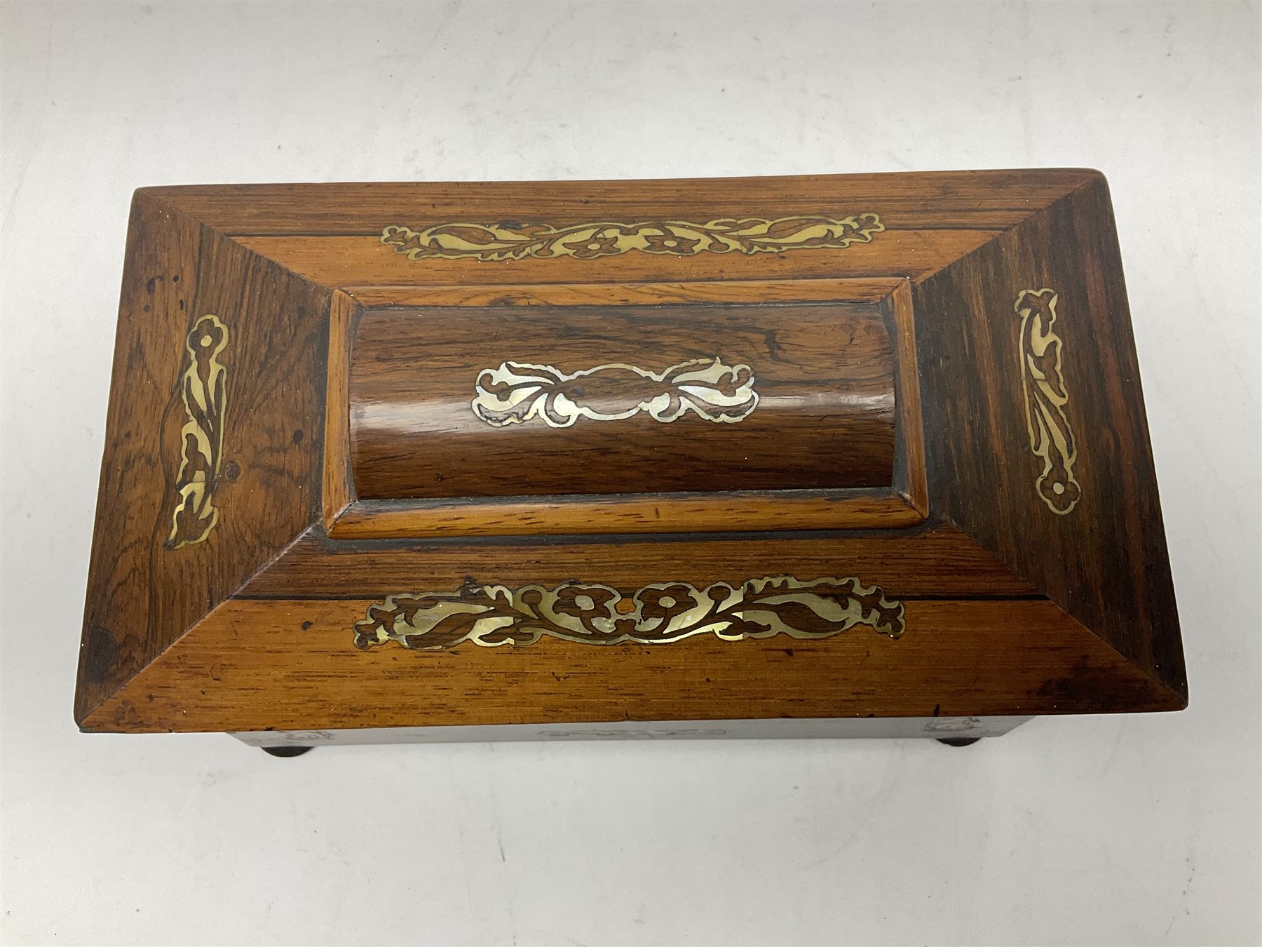 Victorian inlaid rosewood tea caddy of sarcophagus form H18cm