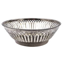 Continental silver bread bowl, the circular bowl with pierced sides and beaded rim, stamped W 800, D18cm, H6cm