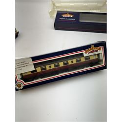 Six Bachmann '00' gauge passenger coaches, to include 34527 63ft Bullied Corridor 2nd, 34502 63ft Bullied Corridor Open Brake 2nd, 34576 63ft Bullied Open 2nd, 34425 63ft Thompson Composite Brake, 34475 63ft Thompson 1st Corridor and 34081 Collett 1st/2nd, all in BR crimson and cream livery, all boxed