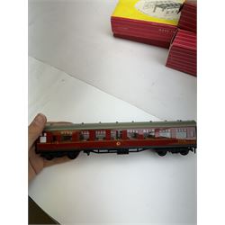 Hornby Dublo rolling stock, including 4658 Prestwin Silo Wagon, 4313 Gunpowder Van, 4048 Composite Restaurant Car etc, together with 5006 Engine Shed Extension Kit, some in associated boxes (10)