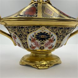 Late 20th century Royal Crown Derby Imari 1128 pattern twin handled pedestal dish and cover, with printed marks beneath including Roman numeral date code for 1980, H14cm L18cm