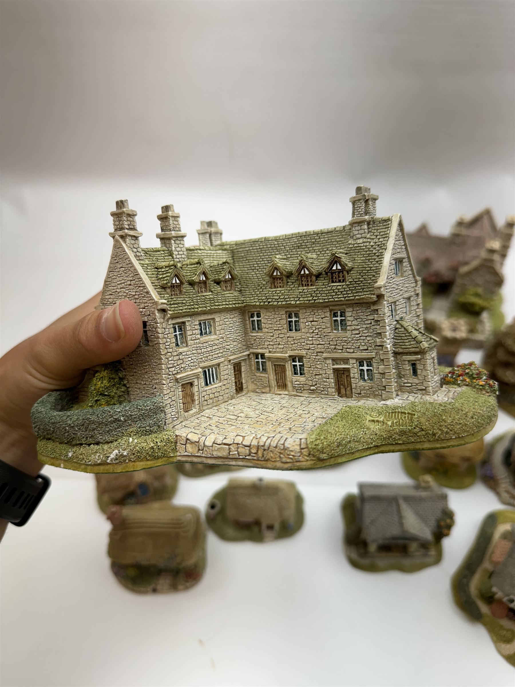 Twenty one Lilliput Lanes, including Runswick House, Sulgrave Manor, Camomile Lawn, Sweet Pea Cottage etc, all with deeds and original boxes 