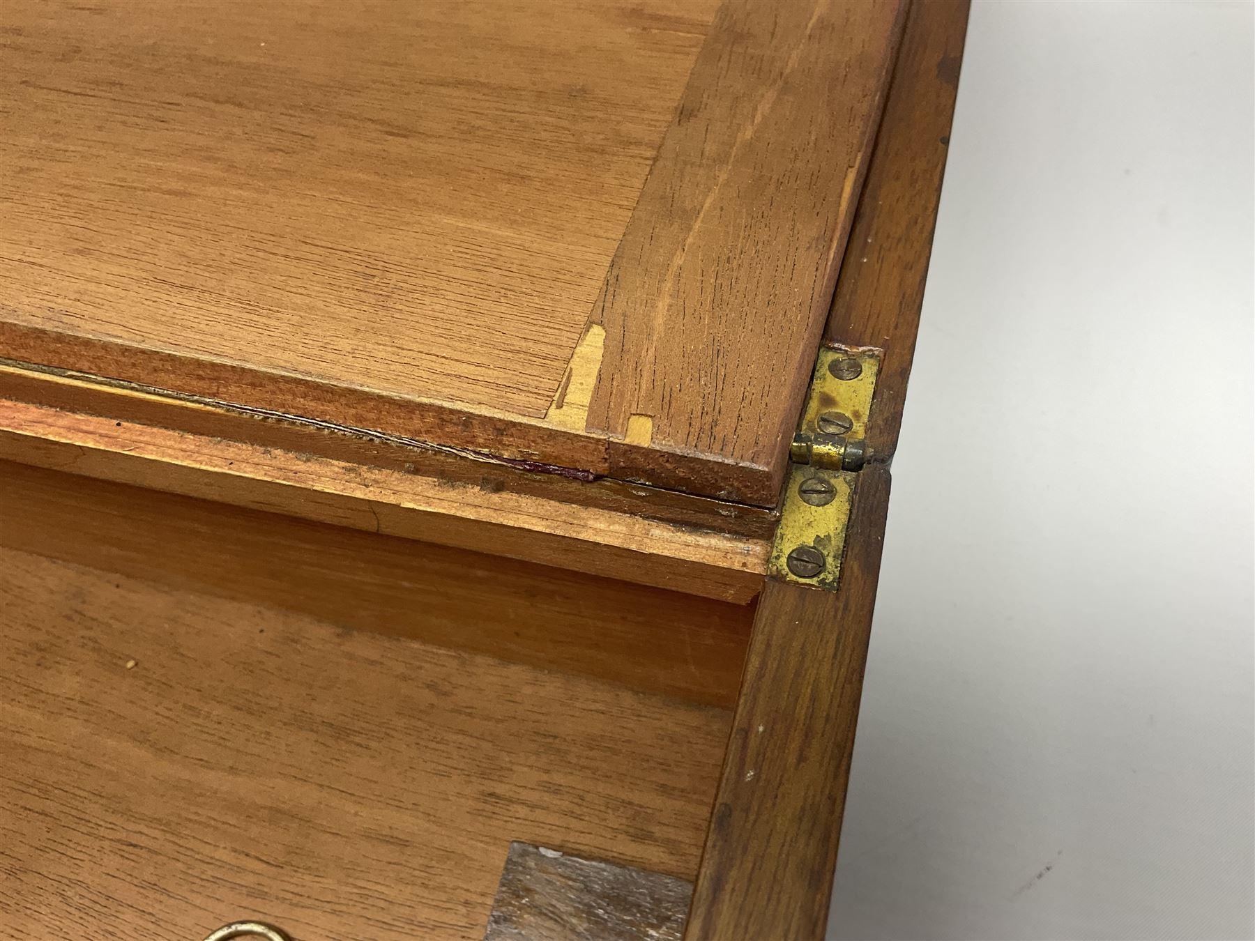 19th century walnut writing slope, the hinged lid with inlaid cartouche opening to reveal black gilt tooled leather slope and pen storage, H15cm, L30cm