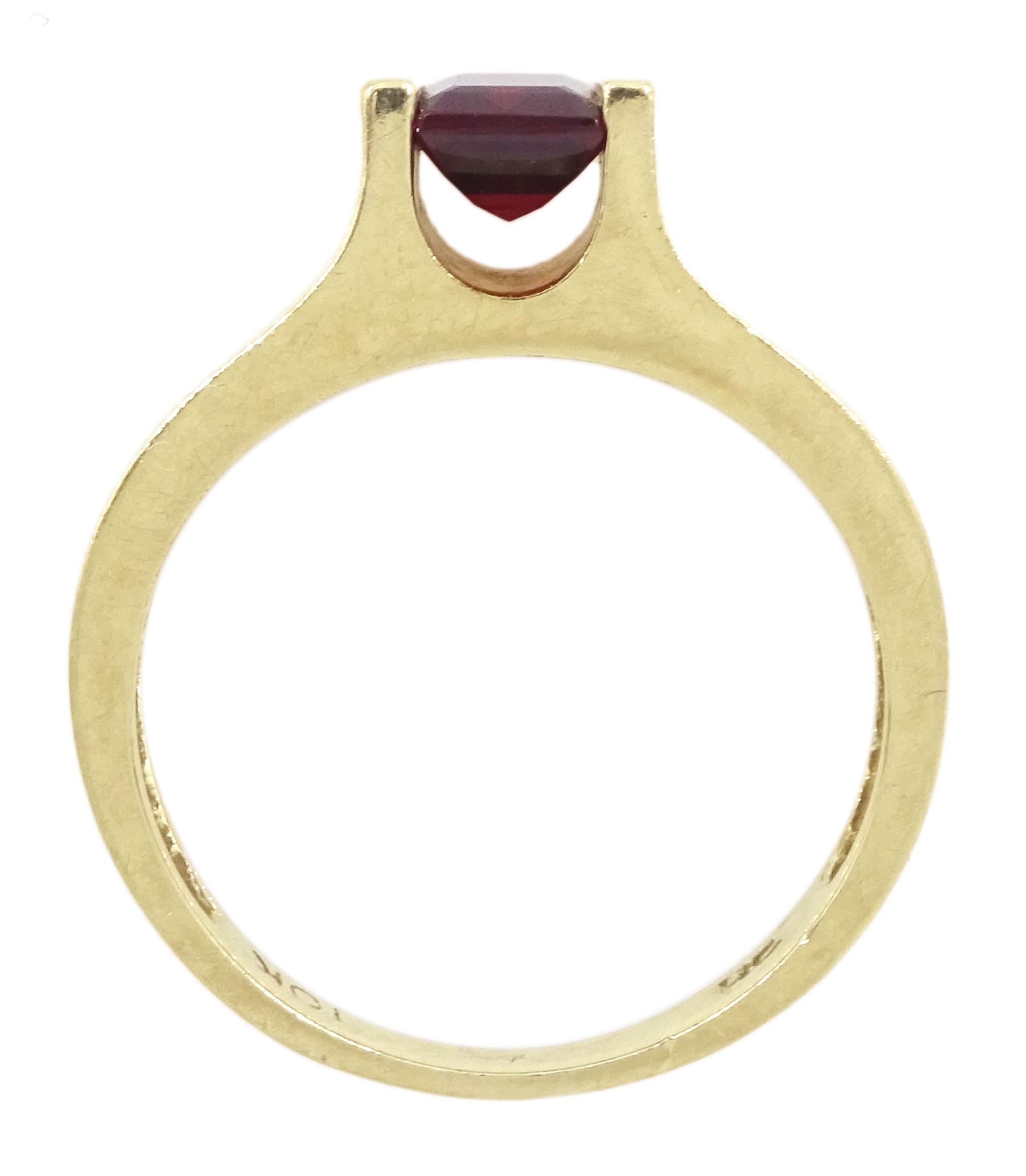 10ct gold single stone emerald cut garnet ring, stamped