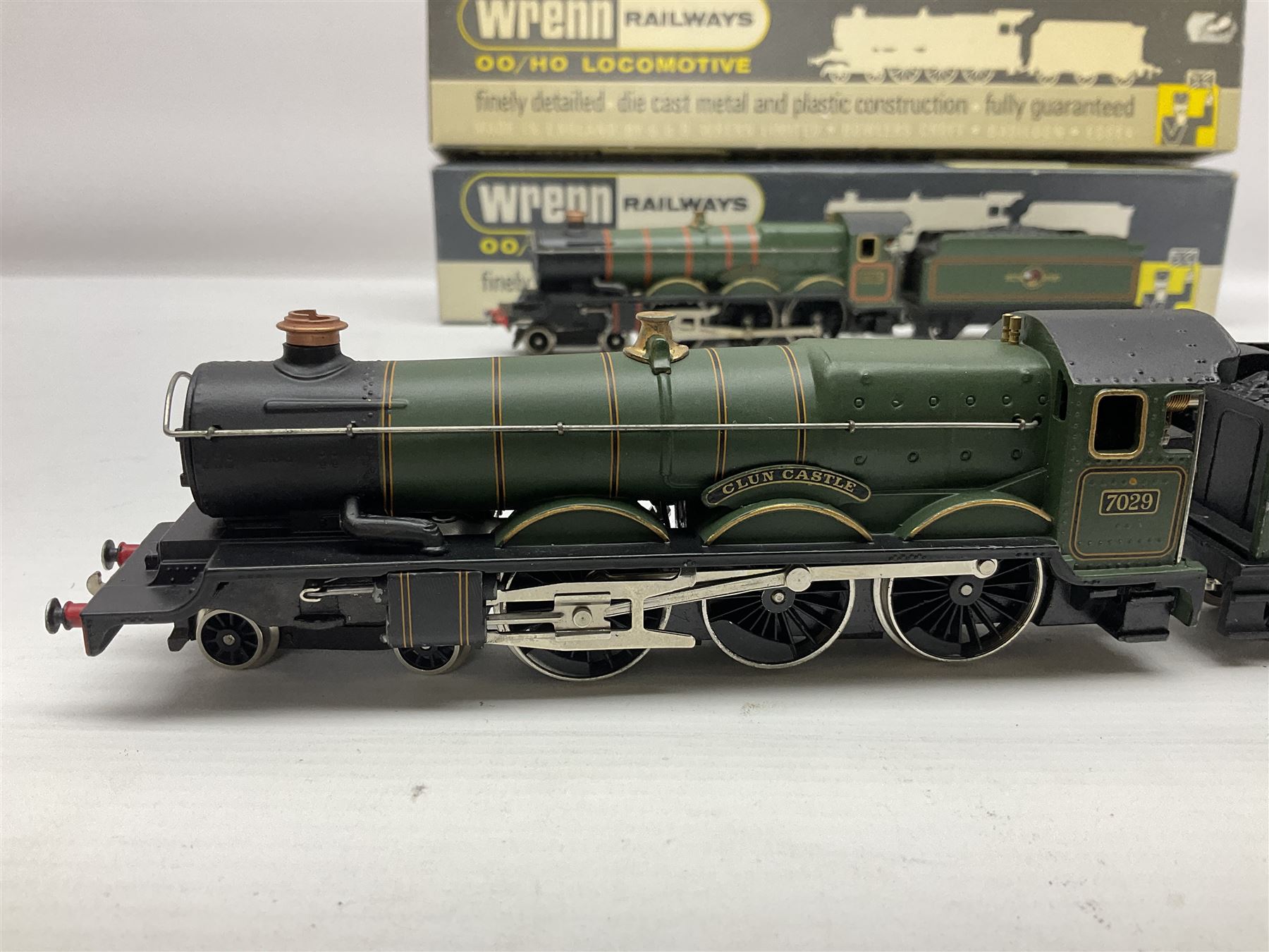 Wrenn '00' gauge - two Castle Class 4-6-0 locomotives - 'Clun Castle' No.7029 (number on buffer beam) in Great Western Green; and 'Cardiff Castle' No.4075 in BR Green; both boxed with instructions (2)