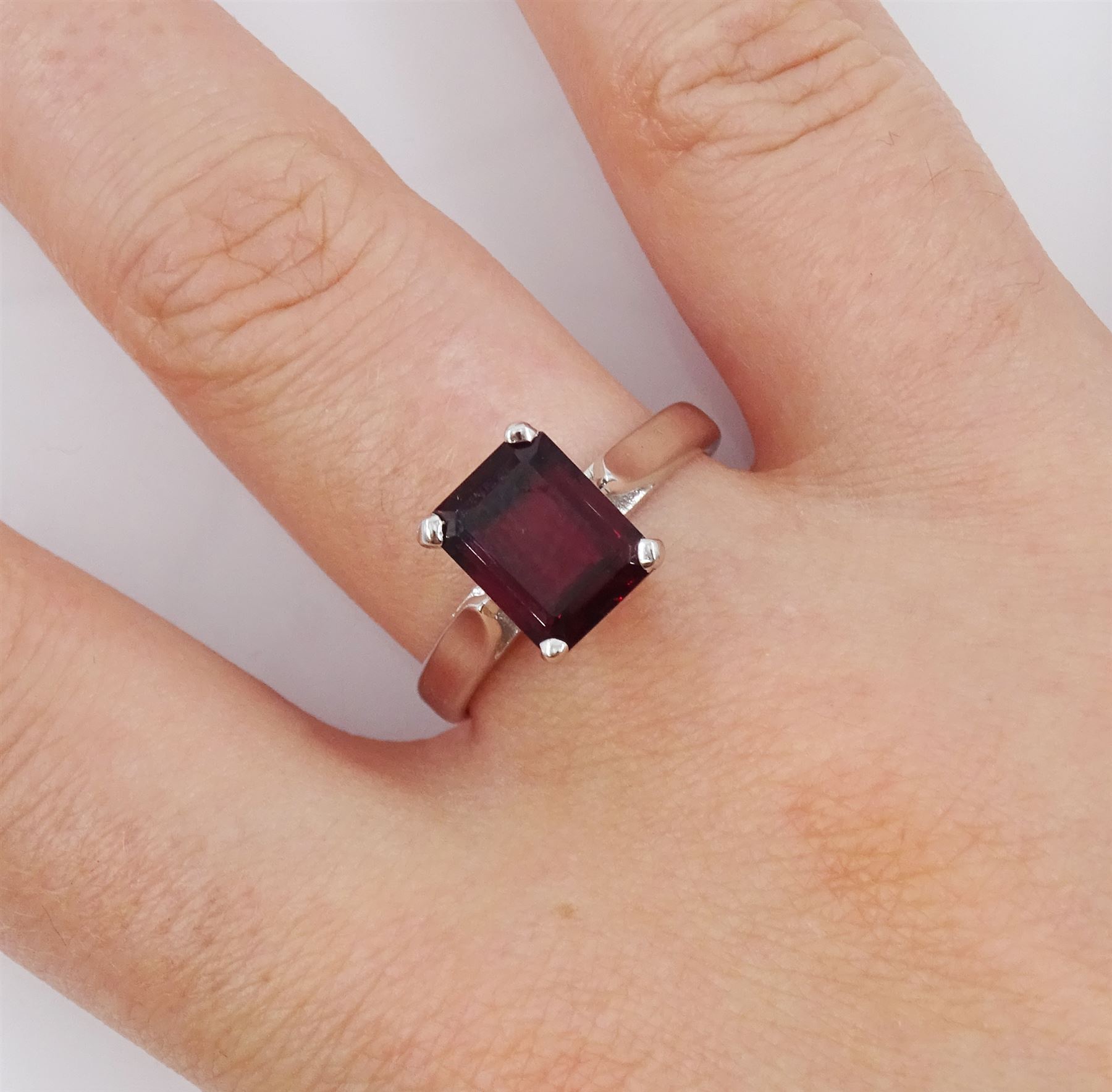 9ct white gold single stone rhodolite garnet ring, hallmarked, garnet approx 2.50 carat