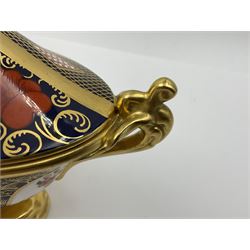 Late 20th century Royal Crown Derby Imari 1128 pattern twin handled pedestal dish and cover, with printed marks beneath including Roman numeral date code for 1980, H14cm L18cm