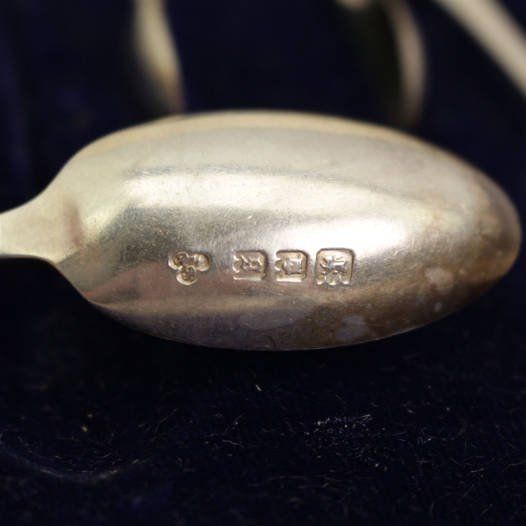 Set of twelve silver coffee spoons and tongs with shaped stems, London 1922 in Harrods case, silver preserve spoon and other silver cutlery 