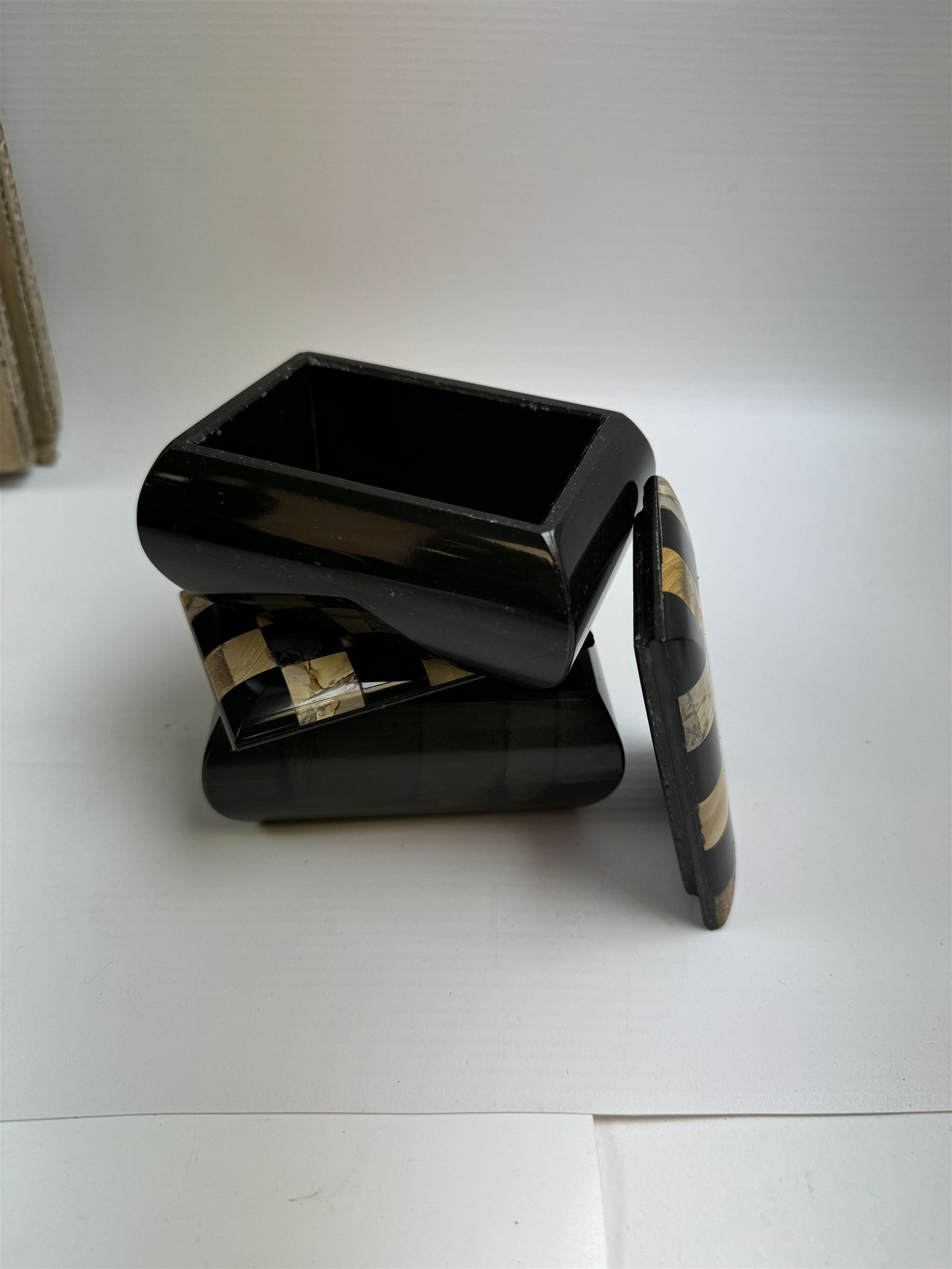 Pair of onyx boxes, with chequered lids, H5cm, L10cm 