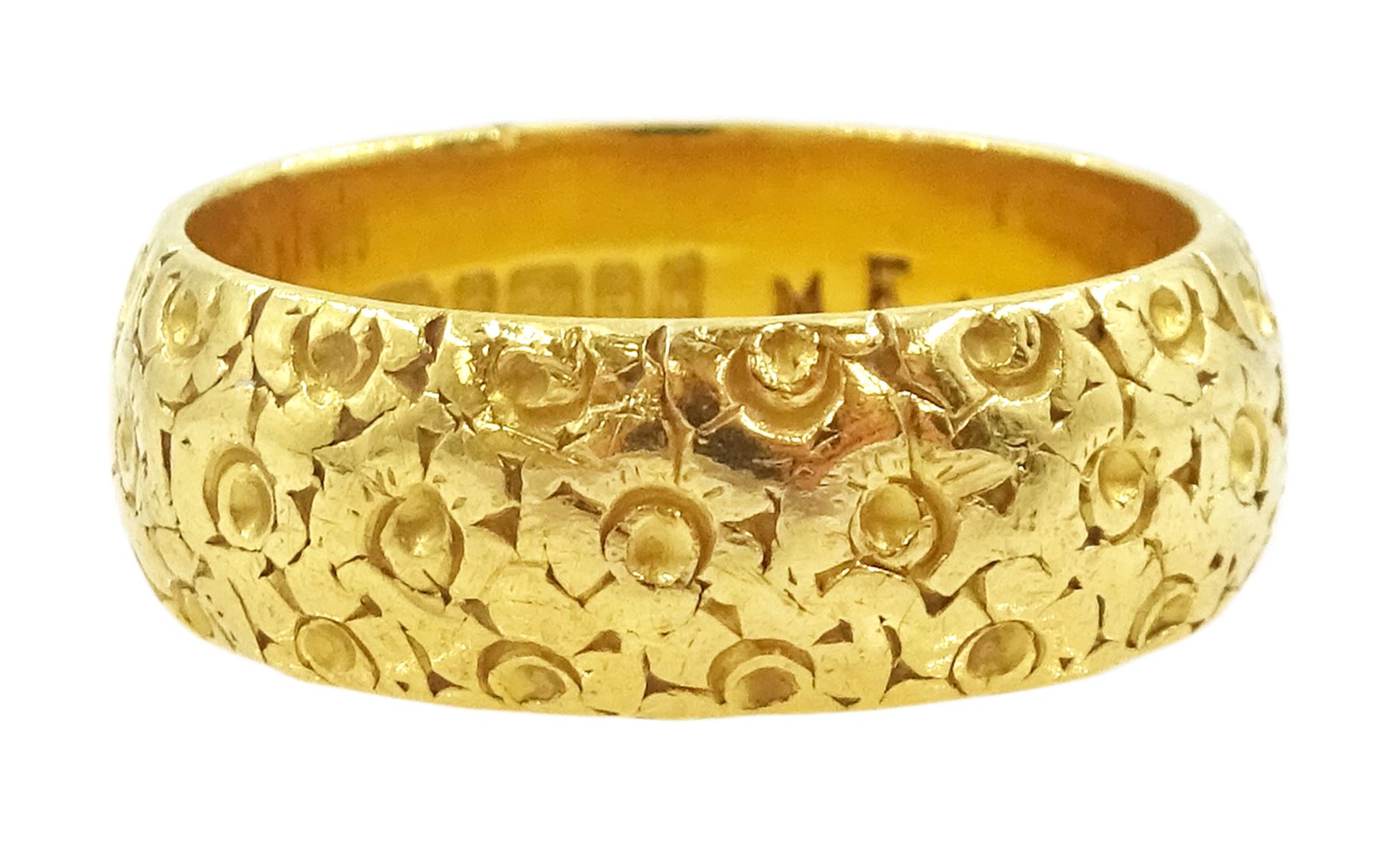 22ct gold ring, with engraved floral decoration, Birmingham 1971