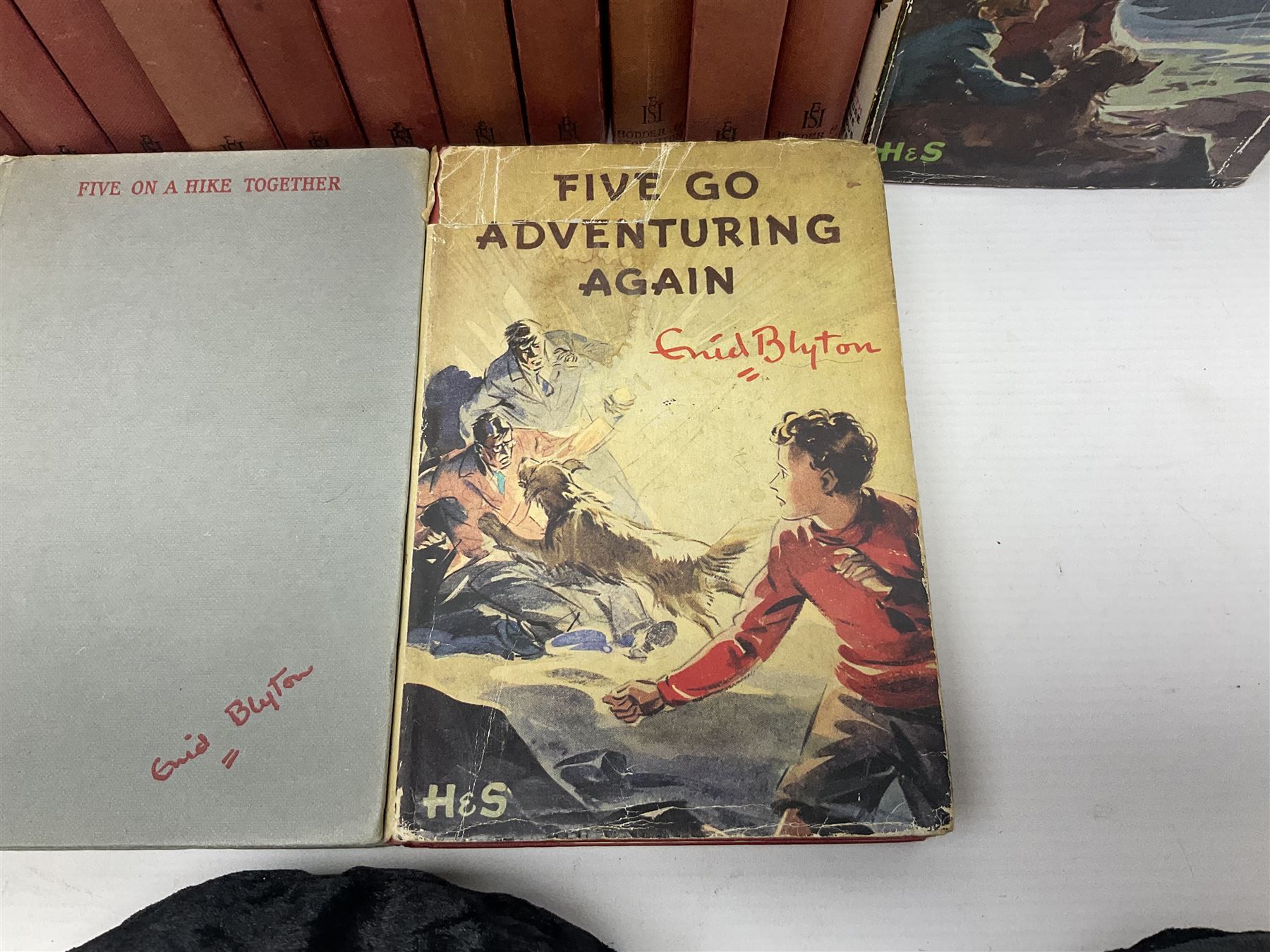 Enid Blyton; Famous five twenty volumes, including seventeen first editions