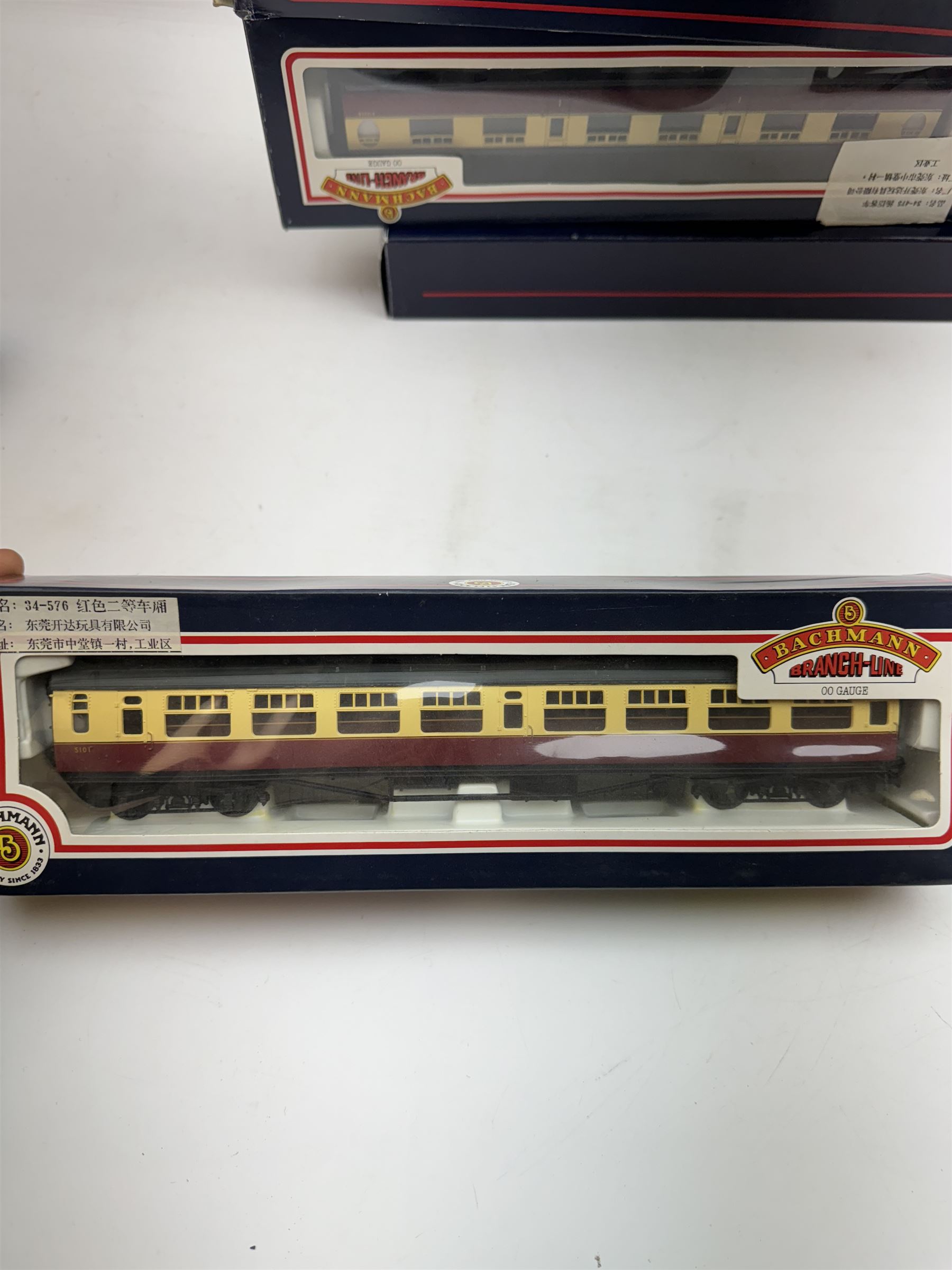 Six Bachmann '00' gauge passenger coaches, to include 34527 63ft Bullied Corridor 2nd, 34502 63ft Bullied Corridor Open Brake 2nd, 34576 63ft Bullied Open 2nd, 34425 63ft Thompson Composite Brake, 34475 63ft Thompson 1st Corridor and 34081 Collett 1st/2nd, all in BR crimson and cream livery, all boxed