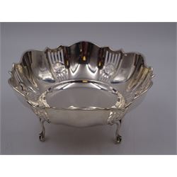 1920s silver bowl, of circular form with shaped rim and pierced sides, upon four feet, hallmarked Sydney & Co, Birmingham 1926, H7cm