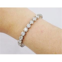 Platinum diamond bracelet, thirty-one round brilliant cut diamonds of approx 16.05 carat, hallmarked