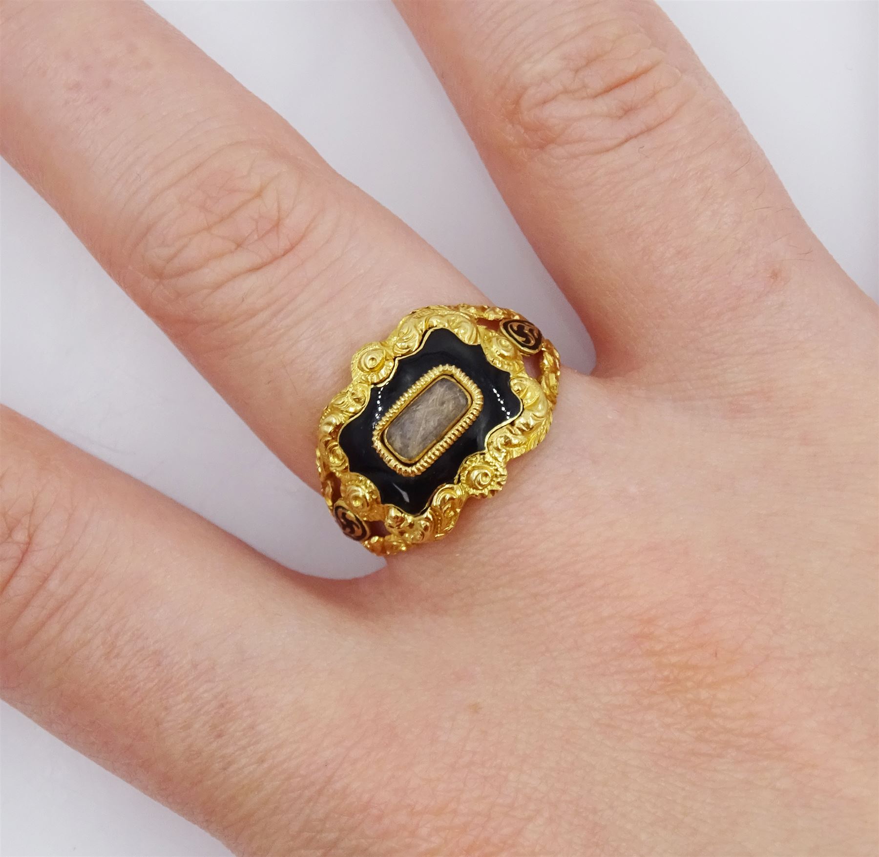 George IV 18ct gold black enamel and glazed mourning ring, the setting and shank with foliate decoration, London 1825, 