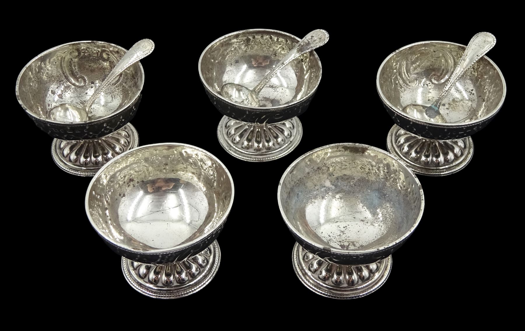 Five Victorian silver pedestal salt cellars and three spoons by George Unite, Birmingham 1867, approx 5.9oz