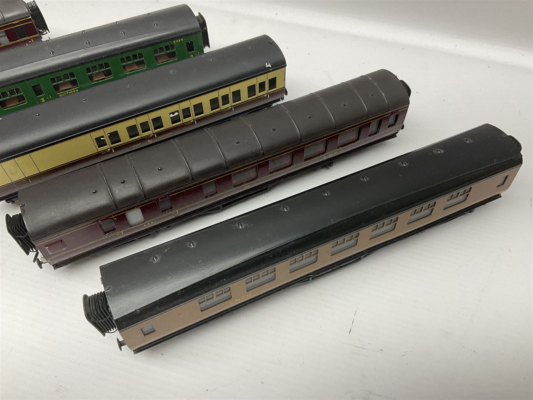 Exley '00' gauge - fourteen various coaches comprising four LMS maroon (3322 3rd, 2202 3rd, 6665 3rd and 388 Sleeping Car 3rd), LNER green/cream Buffet Car 21419, LNER teak 8639 1st, Southern green 6688 3rd, GWR brown/cream 3322 3rd, LNER 206 3rd, LNER 319 1st/3rd, SR green 351 3rd, SR green 188 Parcel Van, GWR 331 3rd and GWR 362 3rd; all unboxed (14)