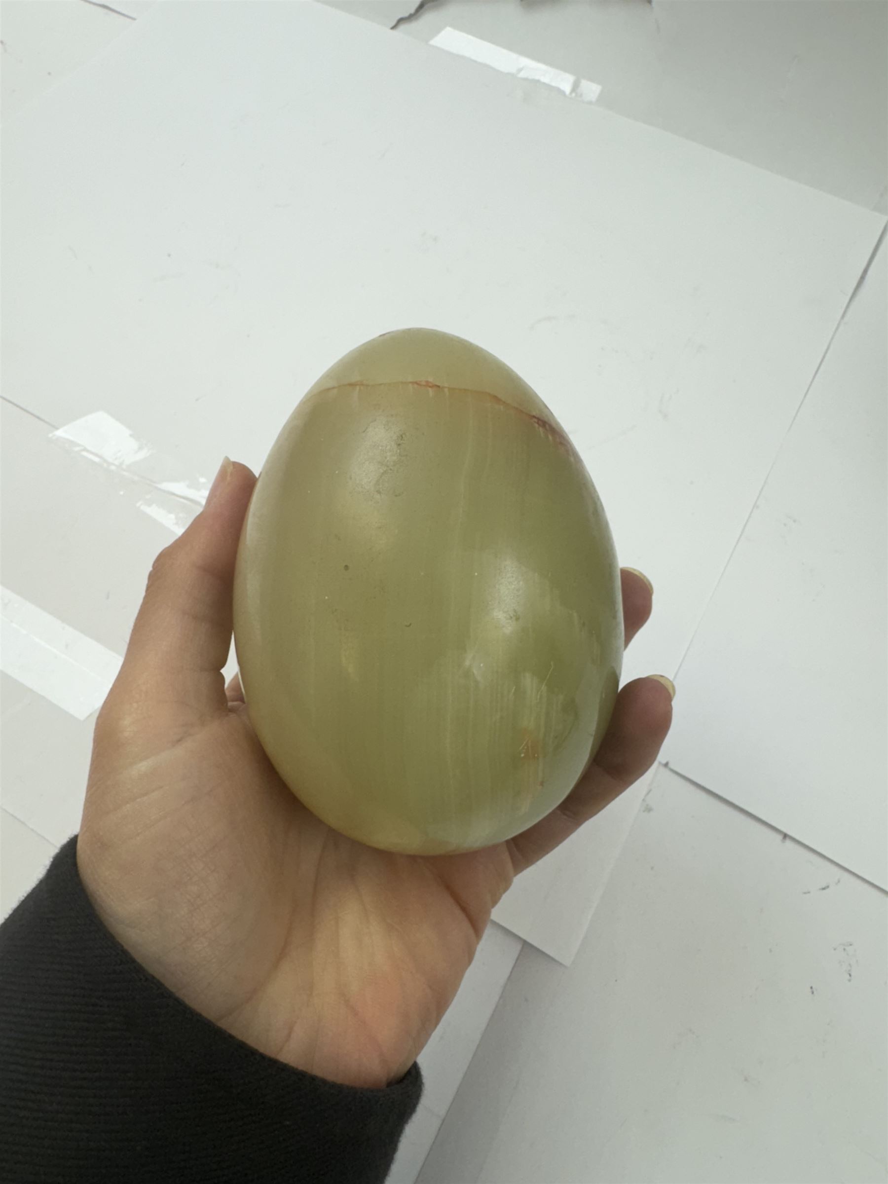 Large marble specimen egg, together with two onyx specimens, marble egg H15cm