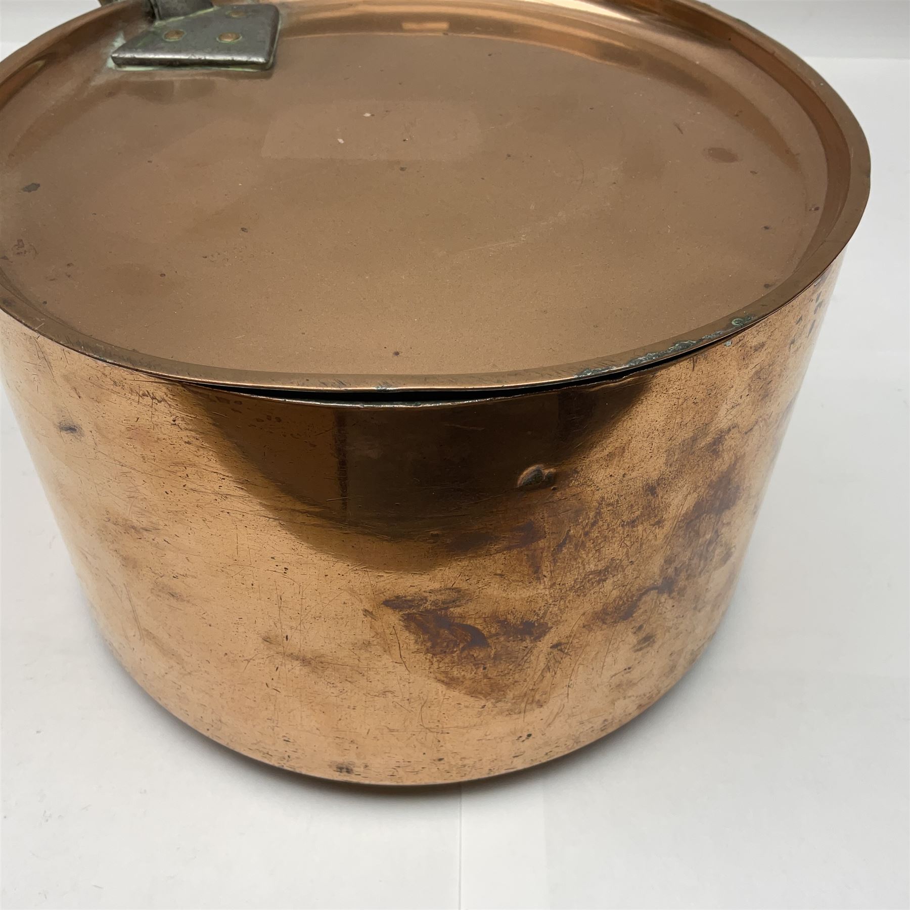 Large late 19th century copper lidded sauce pan, H15cm D23.5cm including handles L47.5cm