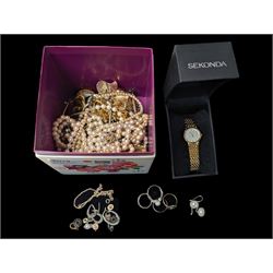 Silver jewellery, including stone set rings and earrings, cultured pearls with silver clas...