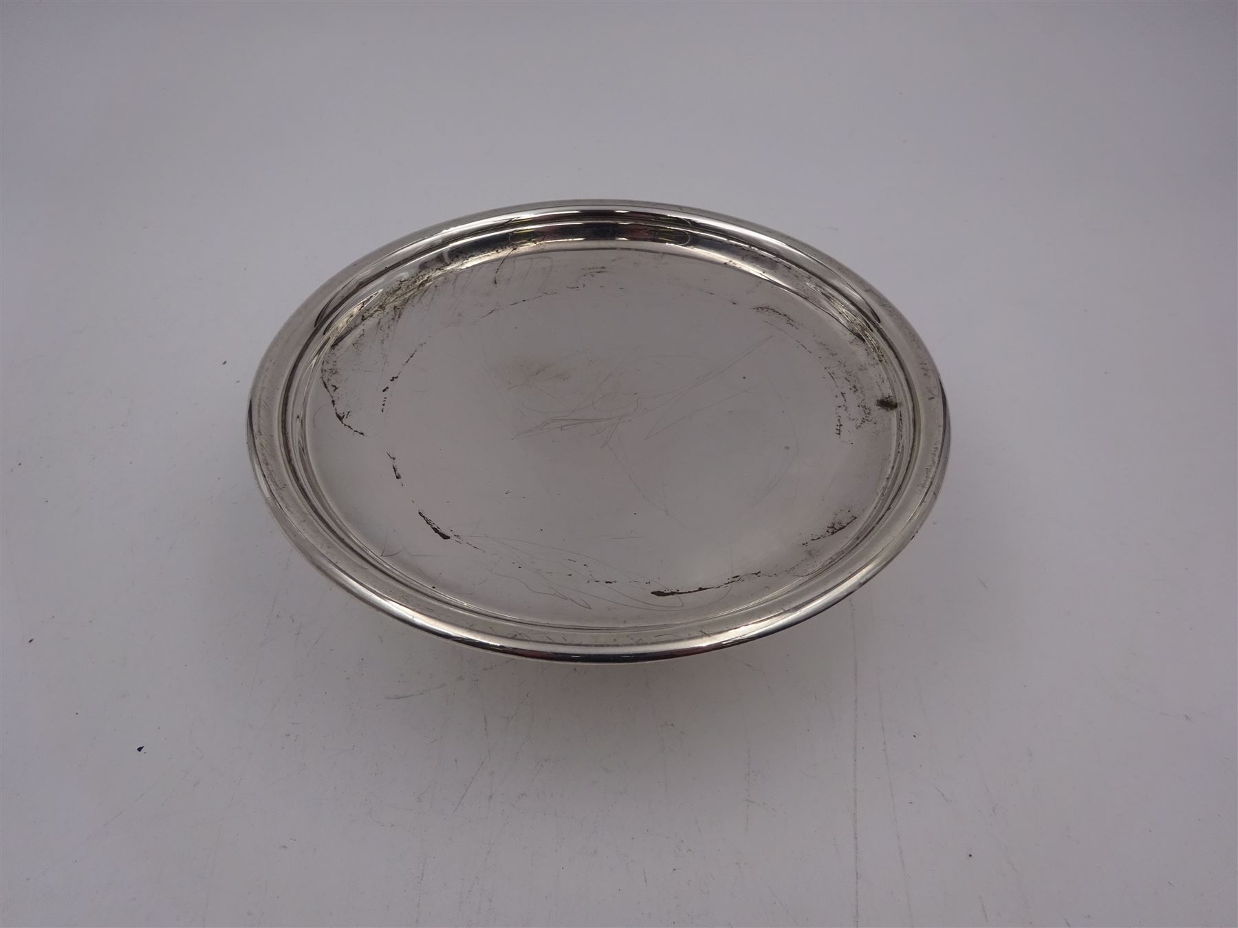 Edwardian Irish silver comport, of circular form, upon a circular spreading foot, hallmarked Dublin 1909, maker's mark MH, H4.5cm, D13cm