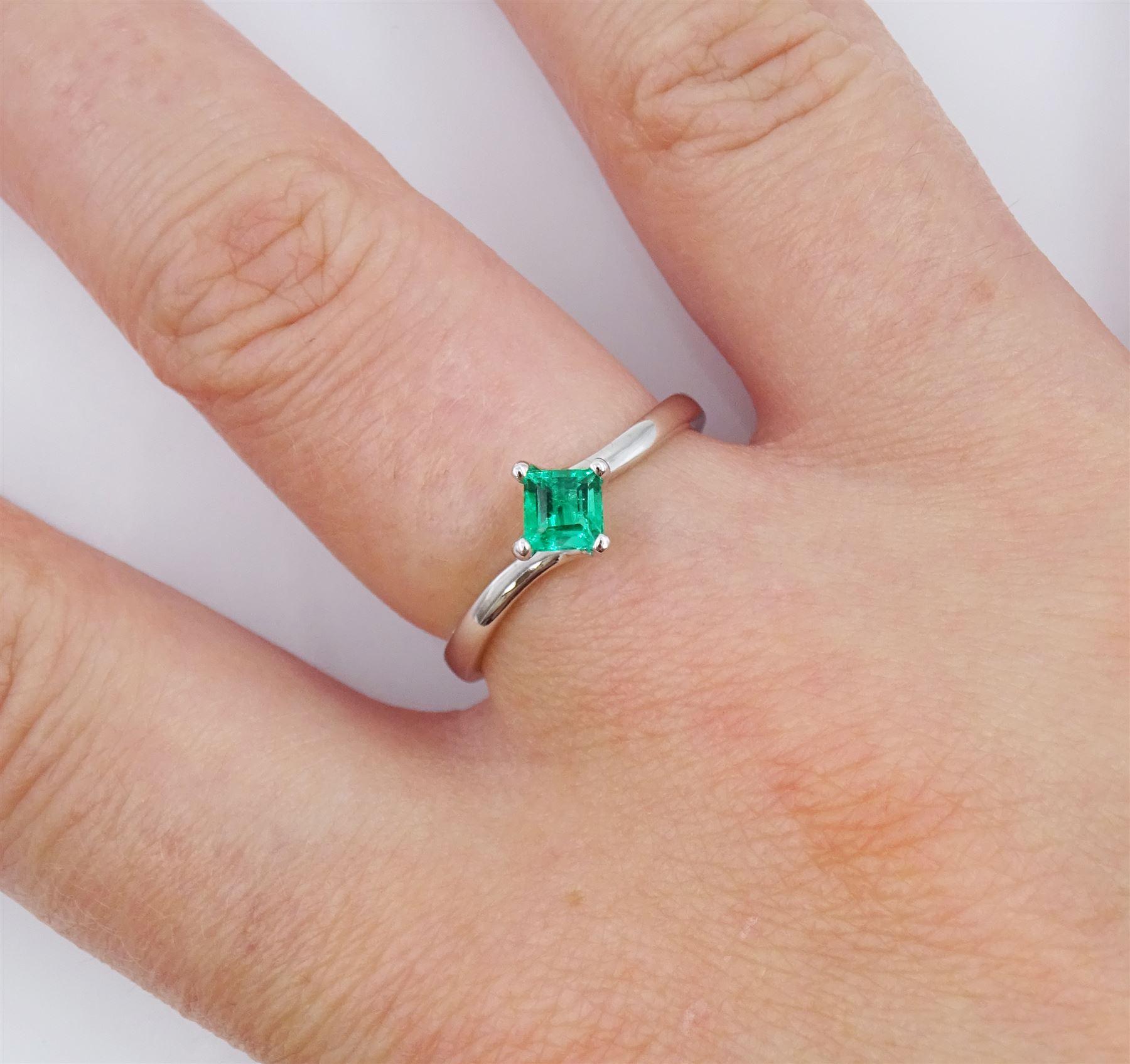 18ct white gold single stone square cut emerald ring, stamped 750, emerald approx 0.30 carat