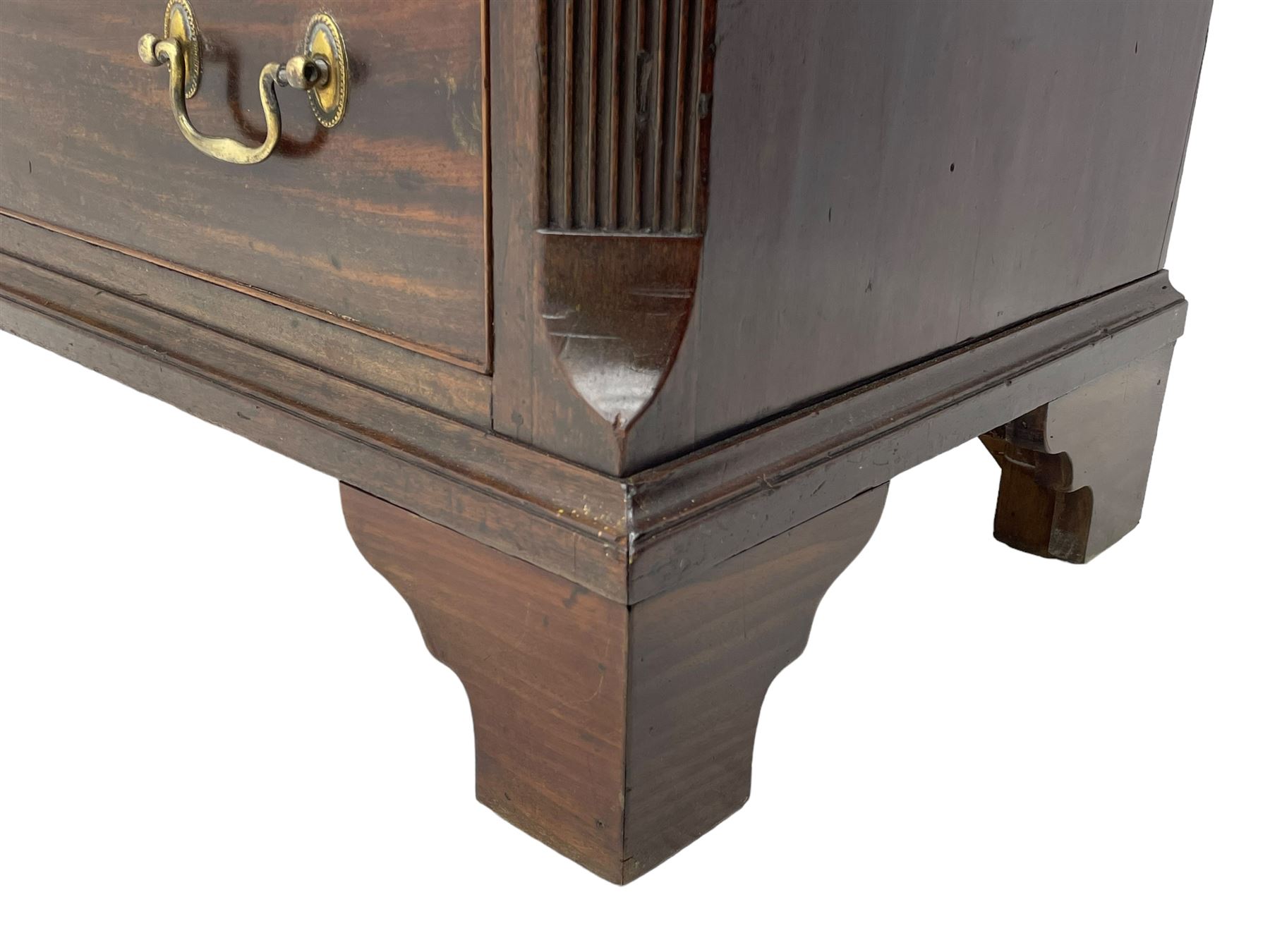 Small George III mahogany chest, rectangular canted form, moulded top over two short and three long cock-beaded drawers, fitted with brass swan neck handles and oval plates, enclosed by fluted upright corners, on bracket feet 