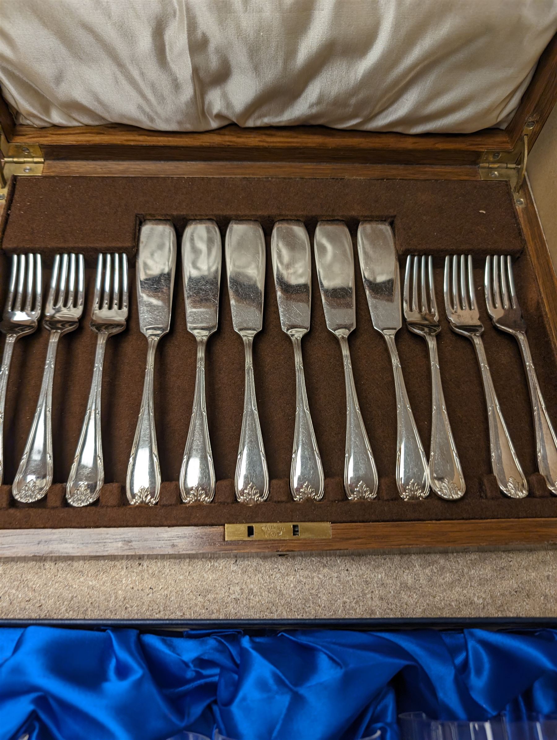 Set of six Henry Marchant Bohemia Crystal glasses, boxed, a cased Mappin & Webb silver plated fish knives and forks set and other silver plate and collectables 