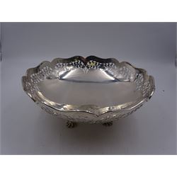 1920s silver bowl, of circular form with shaped rim, the sides with pierced foliate and floral decoration, upon four splayed feet, hallmarked Reid & Sons, London 1927, H9cm, D23cm