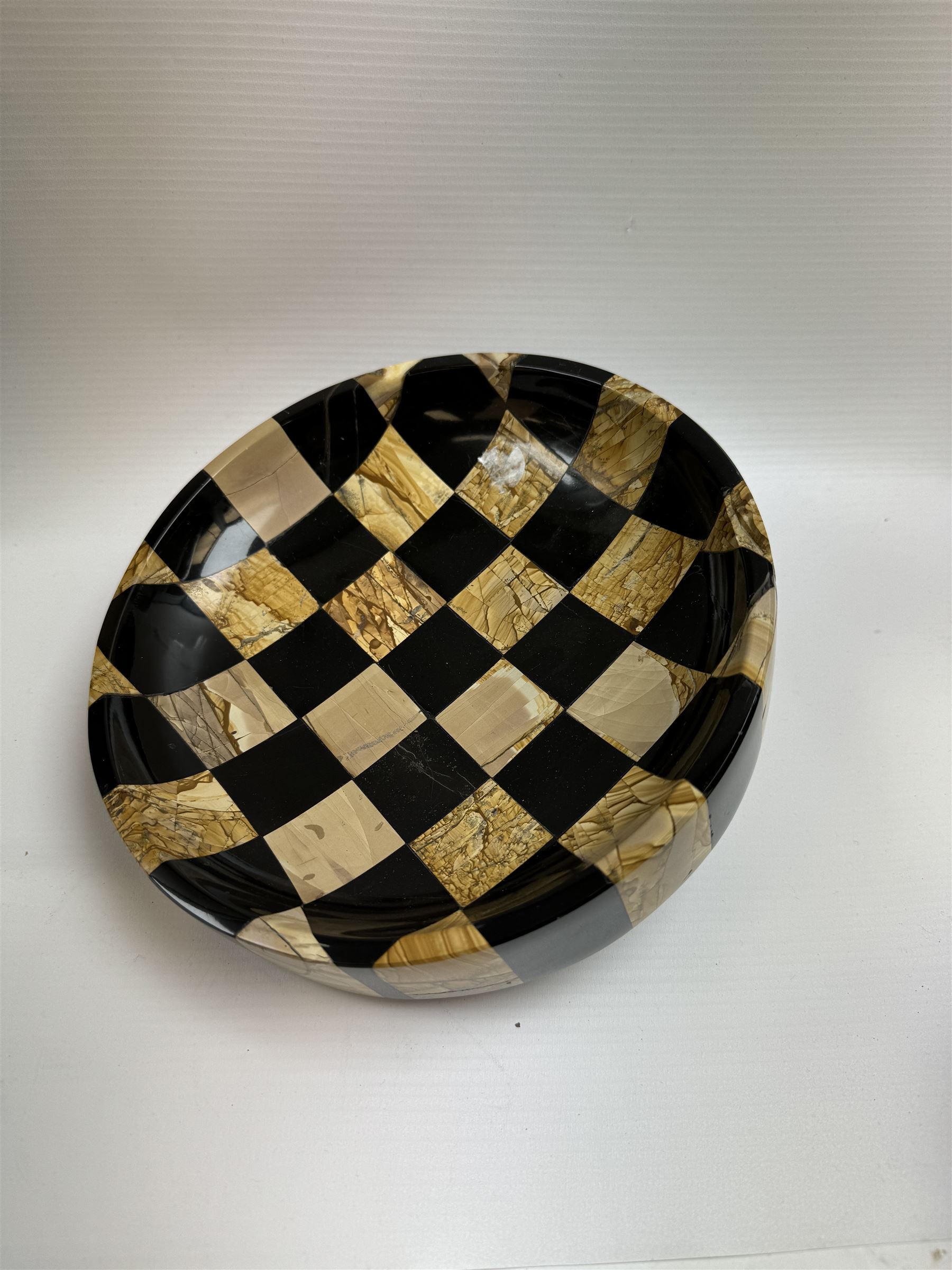 Stone chequered dish, D20cm 