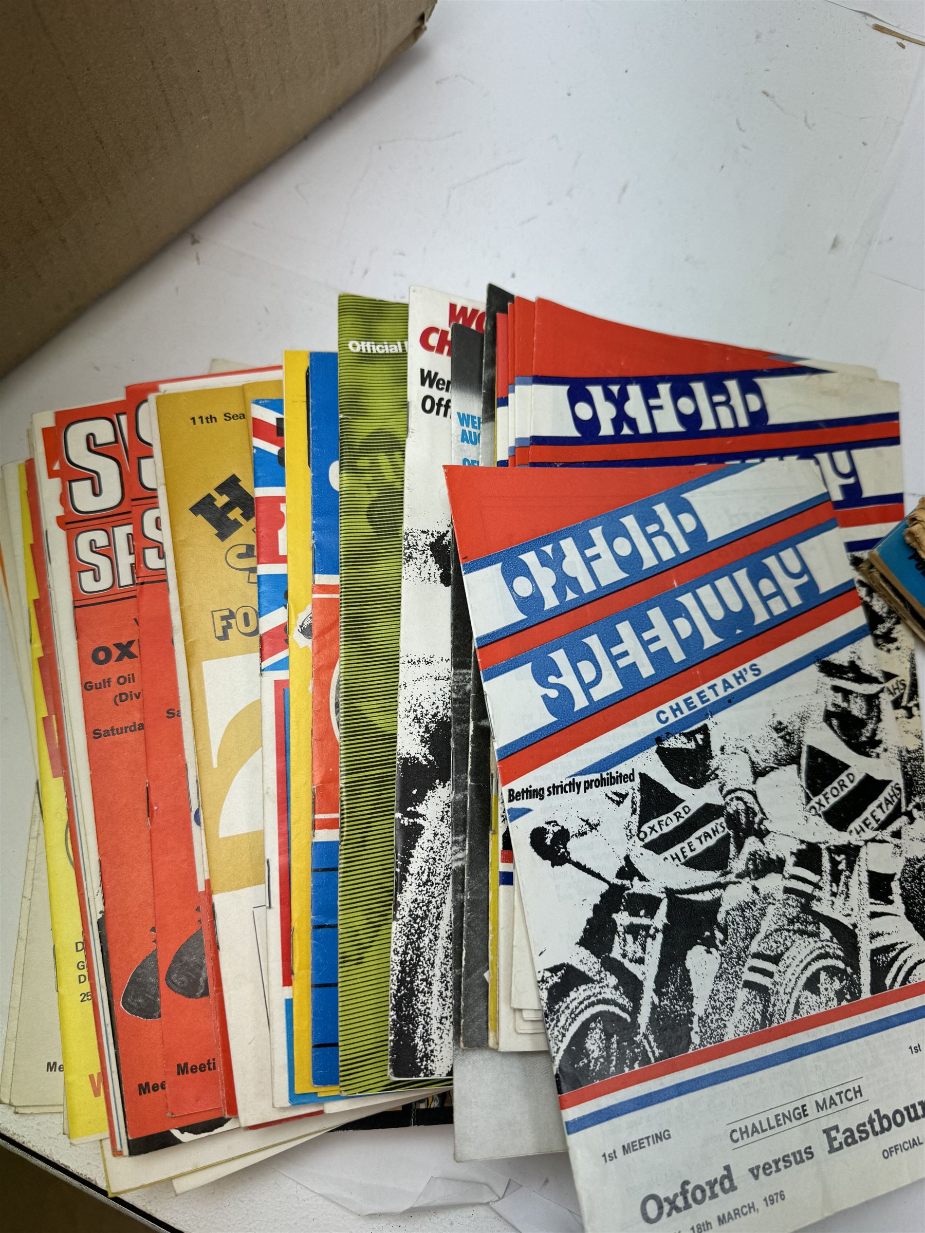 Collection of sporting memorabilia, mostly relating to Speedway, including enamel badges, patches, programs, bags, etc 