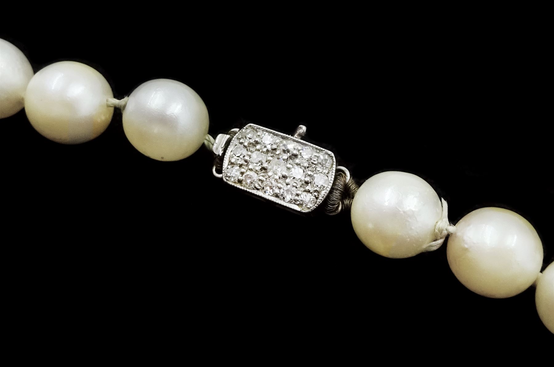 Single strand cream / white pearl necklace, with platinum old cut diamond clasp